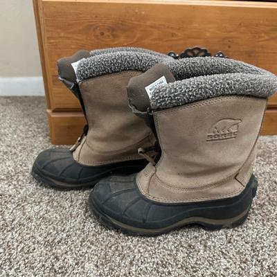 SIZE 6 SORREL BOOTS AND 8.5 KEEN SHOES