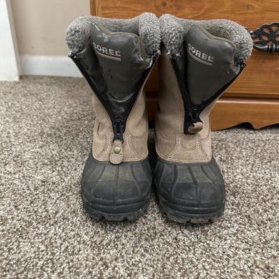 SIZE 6 SORREL BOOTS AND 8.5 KEEN SHOES