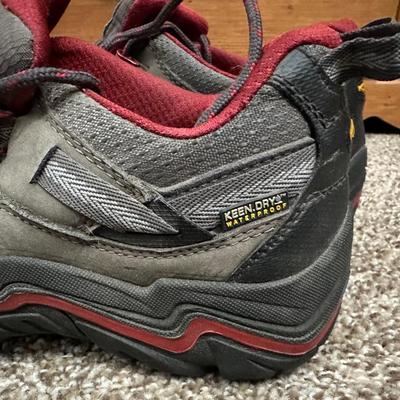 SIZE 6 SORREL BOOTS AND 8.5 KEEN SHOES