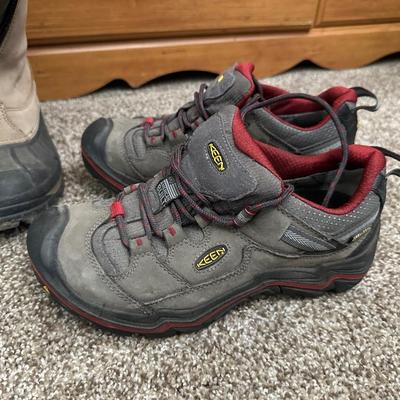 SIZE 6 SORREL BOOTS AND 8.5 KEEN SHOES