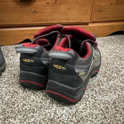SIZE 6 SORREL BOOTS AND 8.5 KEEN SHOES