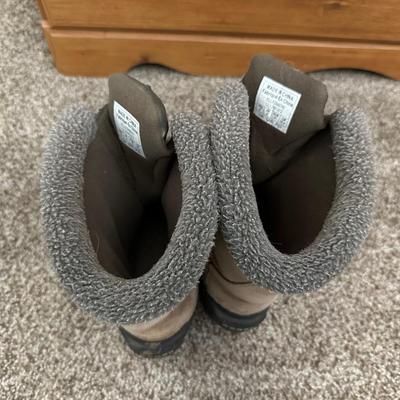 SIZE 6 SORREL BOOTS AND 8.5 KEEN SHOES