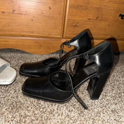 SIZE 6 HEELED BOOTS AND HEELS