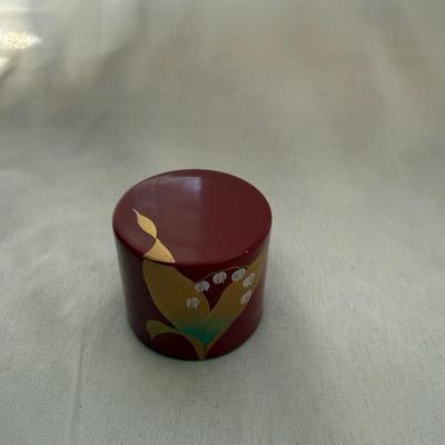 Sale Photo Thumbnail #213: Appears to be Kishū lacquerware, Japanese Lilly of the Valley Lacquerware Paperweight