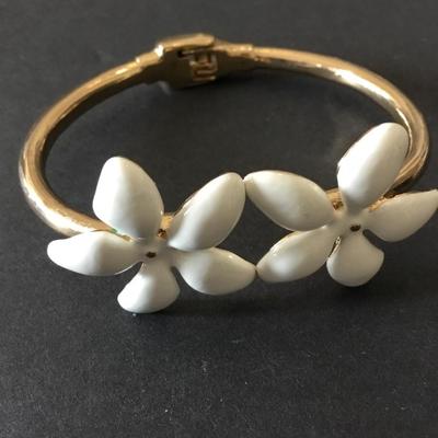 Very nice vintage, gold tone, white cream enamel flower, hinged bracelet