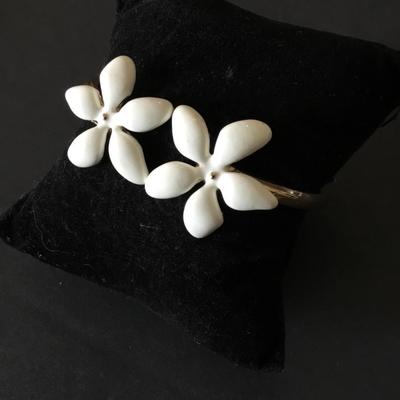 Very nice vintage, gold tone, white cream enamel flower, hinged bracelet