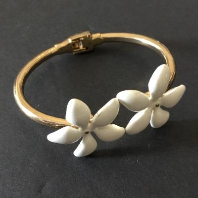 Very nice vintage, gold tone, white cream enamel flower, hinged bracelet