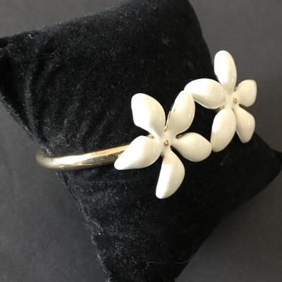 Very nice vintage, gold tone, white cream enamel flower, hinged bracelet