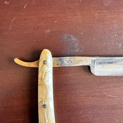 Sale Photo Thumbnail #266: Vintage Dubl Duck straight razor.  Manufactured by Pearlduck Cutlery in Solingen, Germany, from the 1940s to the 1960s.