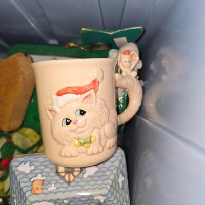 Small lot of Christmas decor