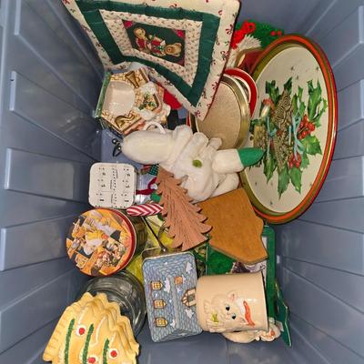 Small lot of Christmas decor