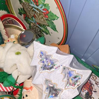 Small lot of Christmas decor