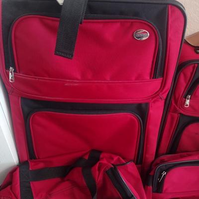AMERICAN TOURISTER LUGGAGE SET