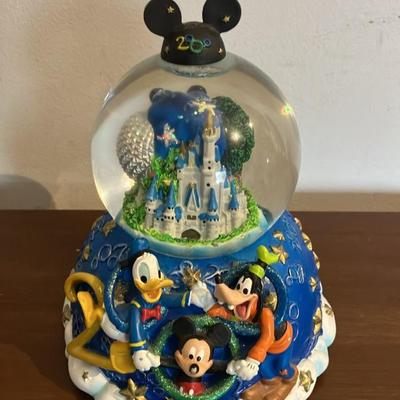 Rare DISNEY Store YEAR 2000 Magic Kingdom / Mickey Goofy Donald SNOW GLOBE 6.5” h