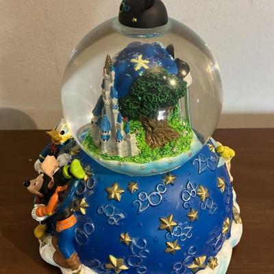 Rare DISNEY Store YEAR 2000 Magic Kingdom / Mickey Goofy Donald SNOW GLOBE 6.5” h