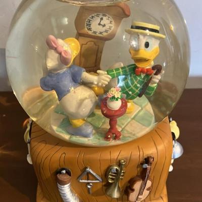 DISNEY DONALD & DAISY DUCK MUSICAL SNOWGLOBE "IN THE MOOD" Classic Waterglobe