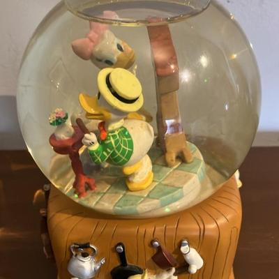 DISNEY DONALD & DAISY DUCK MUSICAL SNOWGLOBE "IN THE MOOD" Classic Waterglobe