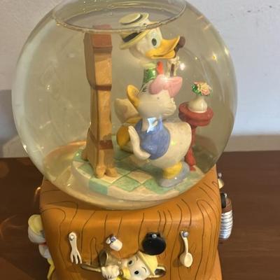 DISNEY DONALD & DAISY DUCK MUSICAL SNOWGLOBE "IN THE MOOD" Classic Waterglobe
