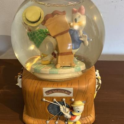 DISNEY DONALD & DAISY DUCK MUSICAL SNOWGLOBE "IN THE MOOD" Classic Waterglobe