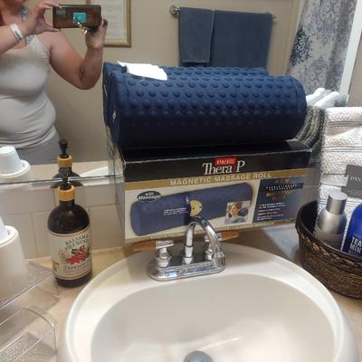 MAGNETIC MASSAGE ROLL AND A VARIETY OF BATHROOM ITEMS