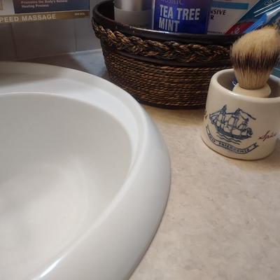 MAGNETIC MASSAGE ROLL AND A VARIETY OF BATHROOM ITEMS