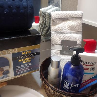 MAGNETIC MASSAGE ROLL AND A VARIETY OF BATHROOM ITEMS