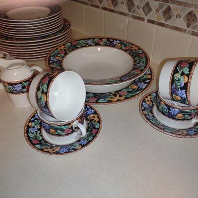 DINNERWARE SERVICE FOR 8