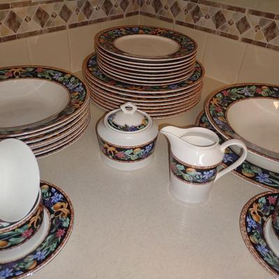 DINNERWARE SERVICE FOR 8