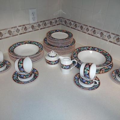 DINNERWARE SERVICE FOR 8