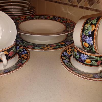 DINNERWARE SERVICE FOR 8