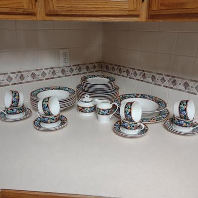 DINNERWARE SERVICE FOR 8