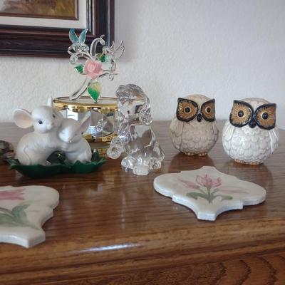 A COLLECTION OF KNICK KNACKS