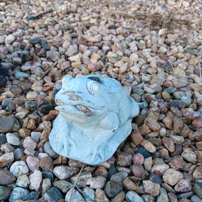 US FLAG ON POLE AND 3 RESIN TYPE YARD ART CRITTERS