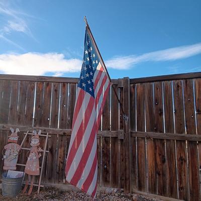 US FLAG ON POLE AND 3 RESIN TYPE YARD ART CRITTERS