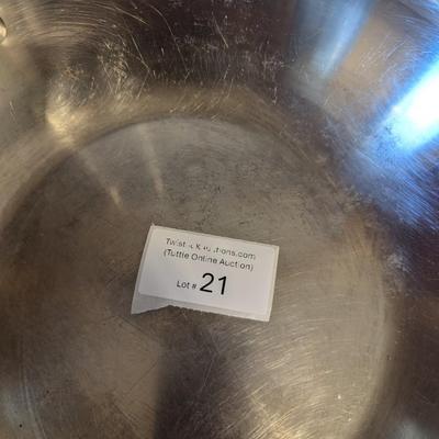 Sale Photo Thumbnail #147: Calphalon #1611 3 qt skillet