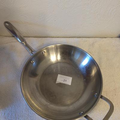 Sale Photo Thumbnail #143: Calphalon #1611 3 qt skillet