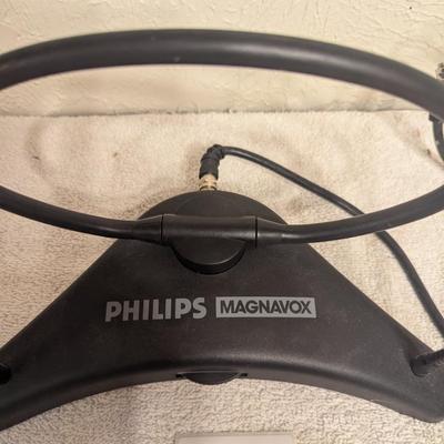 Sale Photo Thumbnail #268: Use this to get the over the air broadcast channels.
if you're in the metro area this should pick up all the channels, if you are in a very rural area you might need something bigger.