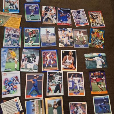 Sale Photo Thumbnail #1072: mixed lot of sports and other trading cards