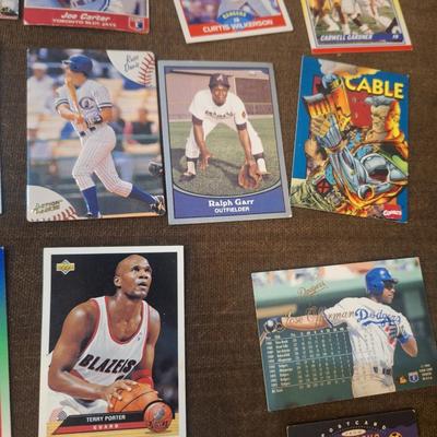 Sale Photo Thumbnail #1077: mixed lot of sports and other trading cards
