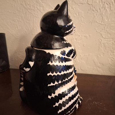 Sale Photo Thumbnail #1177: perfect for the lover of all things vintage and all things cat.