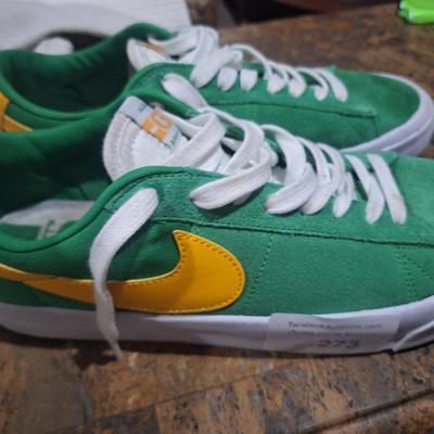 Sale Photo Thumbnail #1394: please notice that the insole of one is not like the other, it's either missing something or the wrong one is in it's place.  The shoes are in good shape otherwise.