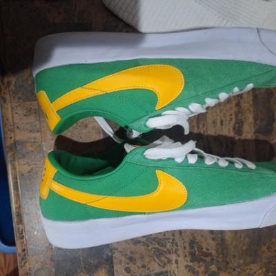 Sale Photo Thumbnail #1401: please notice that the insole of one is not like the other, it's either missing something or the wrong one is in it's place.  The shoes are in good shape otherwise.