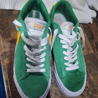 Sale Photo Thumbnail #1393: please notice that the insole of one is not like the other, it's either missing something or the wrong one is in it's place.  The shoes are in good shape otherwise.