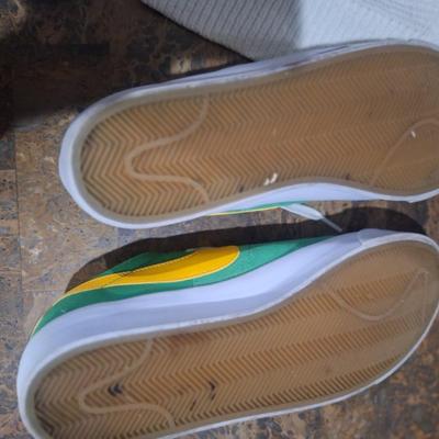 Sale Photo Thumbnail #1400: please notice that the insole of one is not like the other, it's either missing something or the wrong one is in it's place.  The shoes are in good shape otherwise.