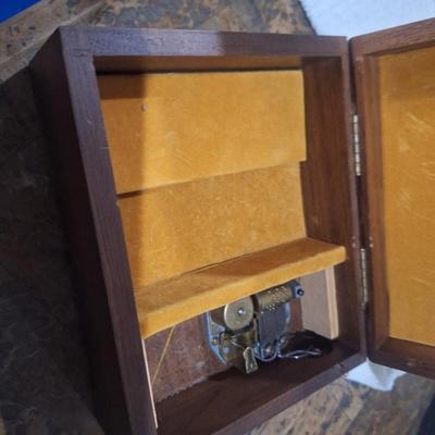 Sale Photo Thumbnail #1463: this is for the center bowl with lid and the 4 side dishes, all are in great shape but a few of the dishes have very small chips on inside corners which are not visible when using set up.