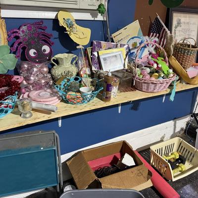 Lot 27: Garage / Rolltop table, train stuff & Some holiday selection