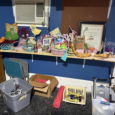 Lot 27: Garage / Rolltop table, train stuff & Some holiday selection