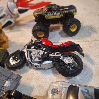 Sale Photo Thumbnail #1212: hotwheels and other small cars