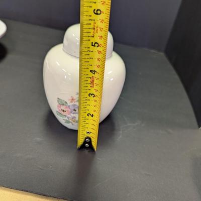 Ginger Jar Russ Ceramic Jar w/Lid Flowers Made In Japan #4938