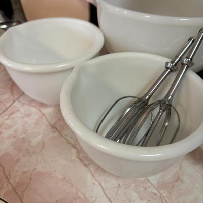 Vintage Mixmaster with 3 Bowls and Reamer, Working!